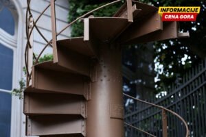 Aukcijska kuća: Dio stepeništa Ajfelove kule prodat za 450.160 eura