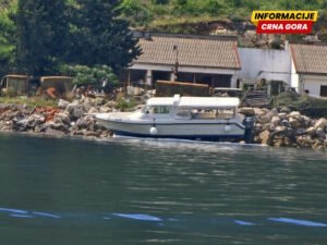 Skiper se nasukao van radnog vremena: Gliser koji je završio na obali vojnog objekta pripada kompaniji Orascom