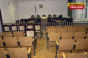 Sudnica velika, uslovi skromni: Dotrajao inventar najveće sale Višeg suda, najavili zamjenu polomljenih stolica