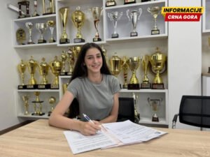 Prvi profesionalni ugovor za Mariju Sekulović