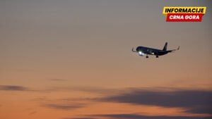 Avion pri slijetanju u SAD udario u stub i kamion, povrijeđen vozač