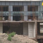 Sud naredio prolaz, rampa ostaje spuštena: Slovinići optužuju Opštinu Budva i Parking servis za ignorisanje odluke