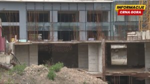 Sud naredio prolaz, rampa ostaje spuštena: Slovinići optužuju Opštinu Budva i Parking servis za ignorisanje odluke