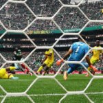 DAN 1, MUNDIJAL Otvoreno 23. Svjetsko prvenstvo, Meksiko pobijedio Južnu Afriku u meču s tri crvena kartona