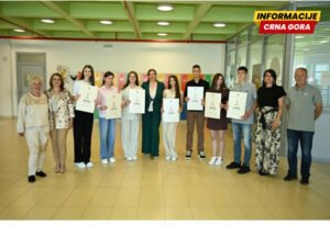 Sedmoro učenika OŠ „Risto Manojlović“ dobitnici diplome Luča