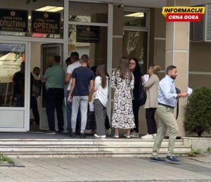 Bijelo Polje: Redovi ispred Opštine za subvencije za klima uređaje