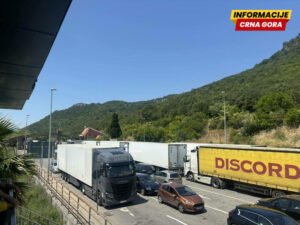 Kamioni na Božaju proveli 17 sati