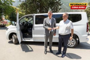 Opština Tivat secijalnoj bolnici “Dobrota” iz Kotora poklonila kombi za transport pacijenata