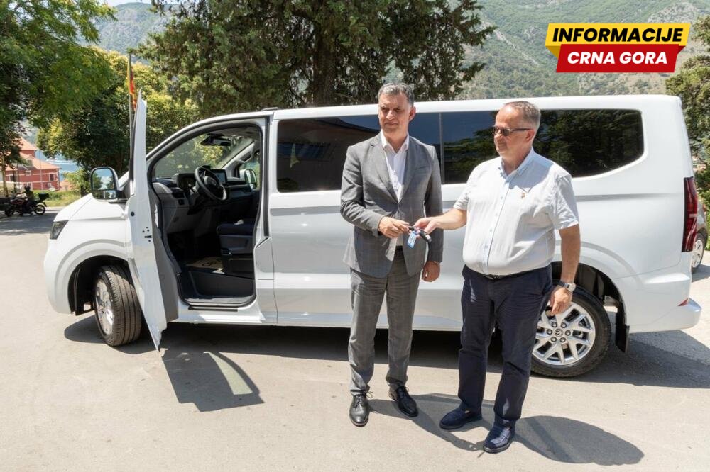 Opština Tivat secijalnoj bolnici "Dobrota" iz Kotora poklonila kombi za transport pacijenata