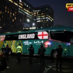 Engleski fudbaleri izviždani po dolasku u hotel u Meksiko sitiju, čuvaju ih pripadnici meksičke Nacionalne garde