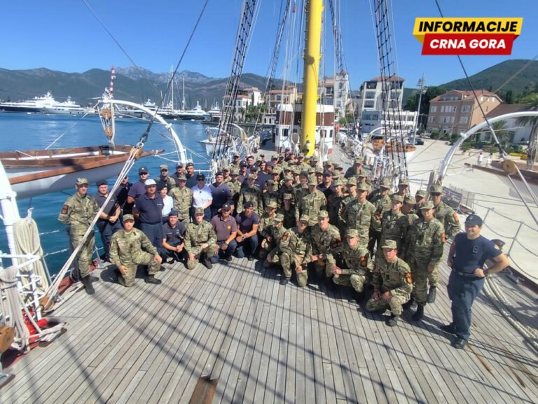 Polaznici Ljetnjeg vojnog kursa Ministarstva odbrane na školskom brodu MVCG