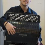 Mladi virtuoz Petar Balaban nastupa u dvorištu Galerije “Risto Stijović”