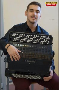 Mladi virtuoz Petar Balaban nastupa u dvorištu Galerije “Risto Stijović”