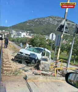 Bar: Voz udario u automobil, povrijeđena jedna osoba