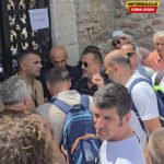Ulaz na Sveti Stefan satima zatvoren, grupa mještana traži da ih puste na ostrvo