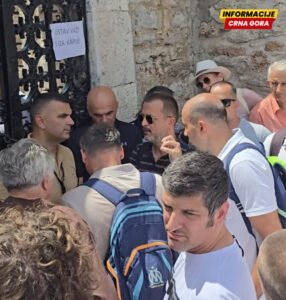Ulaz na Sveti Stefan satima zatvoren, grupa mještana traži da ih puste na ostrvo