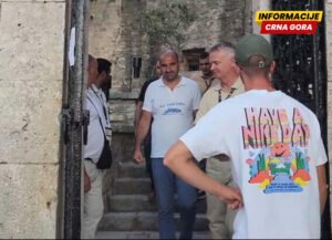 Ulaz na Sveti Stefan satima bio zatvoren, grupa mještana tražila da ih puste na ostrvo