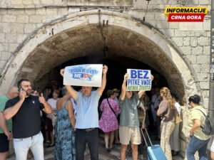 Blokirali ulaz u Stari grad u Kotoru: Građani traže pitku vodu