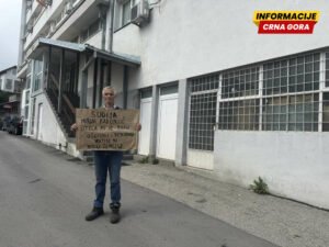 Bjelopoljac započeo štrajk glađu ispred Osnovnog suda, tvrdi da mu je odlukom te institucije onemogućen prilaz imanju