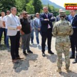 Pripadnici Inženjerijske čete Vojske Crne Gore u selu Konjuhe izvode radove na proboju lokalnog puta