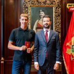 Milatović uručio pasoš vaterpolisti Marku Pavloviću
