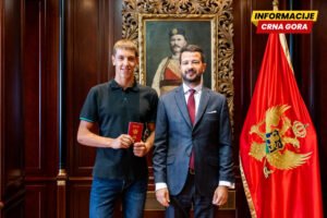Milatović uručio pasoš vaterpolisti Marku Pavloviću