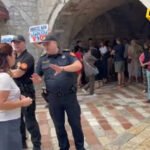 Kotor: Mještani Dobrote protestovali ispred Starog grada jer im iz slavina teče slana voda