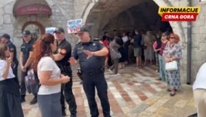 Kotor: Mještani Dobrote protestovali ispred Starog grada jer im iz slavina teče slana voda