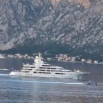 Superjahta američkog ambasadora u Italiji uplovila u Boku: Na “Boardwalku” sjutra proslava Dana nezavisnosti SAD?