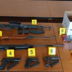 Oduzeti pištolji, puške, ručna šok bomba, više od 400 metaka: Uhapšene dvije osobe, jedna od njih je policajac