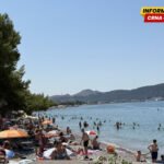 Uprkos lošem kvalitetu vode i zabrani kupanja: Plaža u Šušanju puna, ljudi u moru