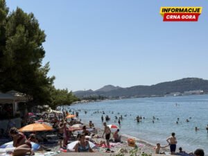 Uprkos lošem kvalitetu vode i zabrani kupanja: Plaža u Šušanju puna, ljudi u moru