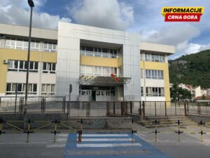Budva: Protest roditelja zbog treće smjene u Drugoj osnovnoj školi