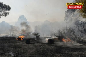 Turisti bježe pred požarom koji se širi ka grčkom ljetovalištu