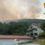Vatrogasci brane kuće i druge objekte iznad Bijele i Baošića, još jedna porodica evakuisana zbog opasnosti od požara