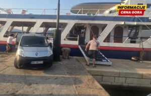 Posada broda “Budva I” potjerala kupače sa Novog mula na Obali Đuraševića kako bi napunili gorivo