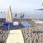 Budva: Slobodni djelovi plaža od rane zore rezervisani, postavljeni peškiri i suncobrani, kupača nema