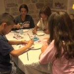 Dok traje raspust, u Kotoru se uči – četkicom: Djeca kroz boje uče da „dišu umjetnost“
