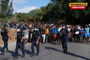 Migranti se sukobili sa policijom i probili ogradu u kampu u Grčkoj