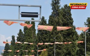 Vijore dok ne izblijede, pa ih zamijene novim: Glavni grad ne skida državne zastave između praznika