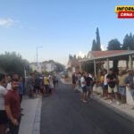 Protest u Buljarici ispred pekare čiji se vlasnik sumnjiči za nedozvoljene polne radnje nad maloljetnicom