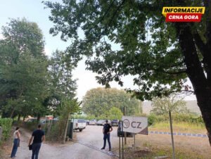 Policija upozorava građane da ostanu kući, opsežna potraga za osumnjičenim naoružanim trostrukim ubicom