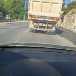 Gradilište nove bolnice u Pljevljima: Kamioni bez cerade, prašina i blato na ulici