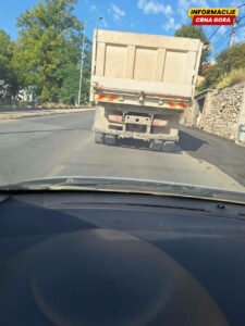 Gradilište nove bolnice u Pljevljima: Kamioni bez cerade, prašina i blato na ulici