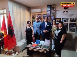 Državni arhiv darovao 60 knjiga Zajednici Crnogoraca u Albaniji