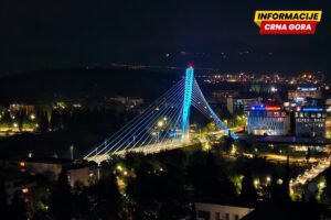 Most Milenijum i objekti u Kotoru u plavom svjetlu