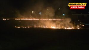 Požar kod stadiona „Kom” na Zlatici, vatrogasci na terenu