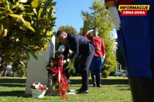 Položen vijenac na bistu Slavoljuba Šćekića u Danilovgradu